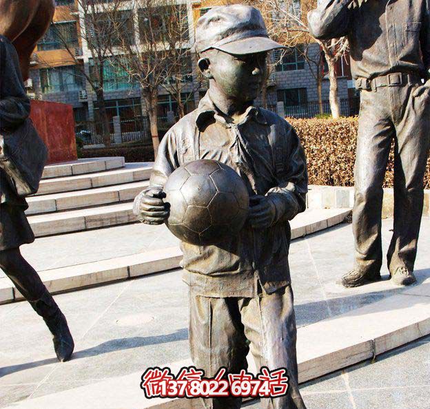 鑄銅雕塑，點綴小學廣場，傳遞小學生足球精神