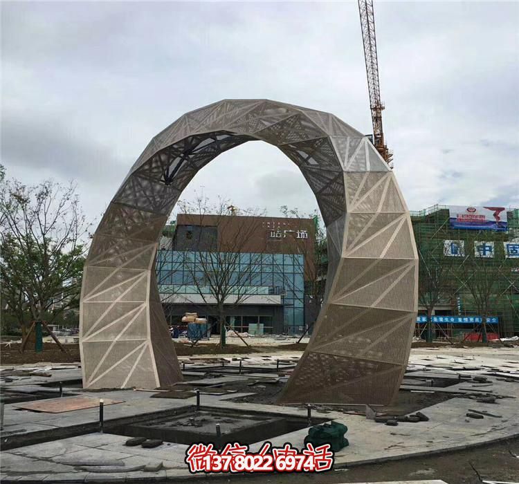 不銹鋼網(wǎng)格拱門(mén)雕塑，點(diǎn)綴廣場(chǎng)