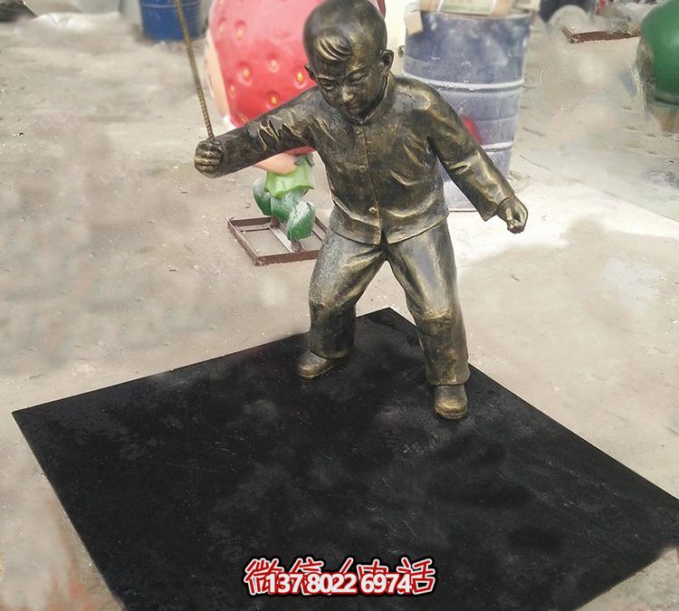 優(yōu)雅銅色仿玻璃鋼兒童打陀螺雕塑 優(yōu)雅銅色仿玻璃鋼兒童打陀螺雕塑