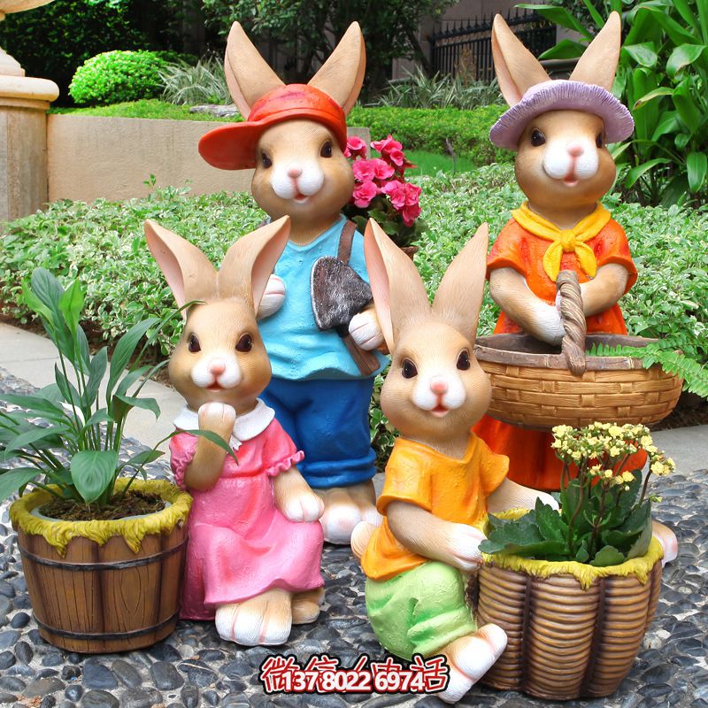 玻璃鋼彩繪兔子雕塑，為花園景區(qū)增添精彩