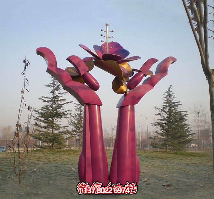 不銹鋼雕塑——用手捧花朵，點(diǎn)綴公園抽象美