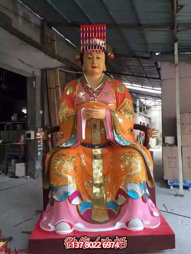 王母娘娘純銅雕塑，屹立于寺廟之中