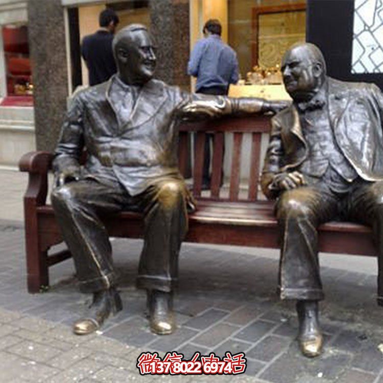 黃銅西方人物雕塑，讓街頭活躍起來