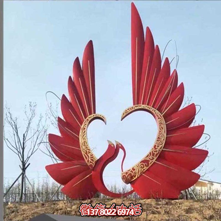 大型不銹鋼彩繪抽象鳳凰雕塑，為公園燈光亮化景觀