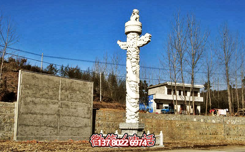 漢白玉華表雕塑，點綴農(nóng)村廣場