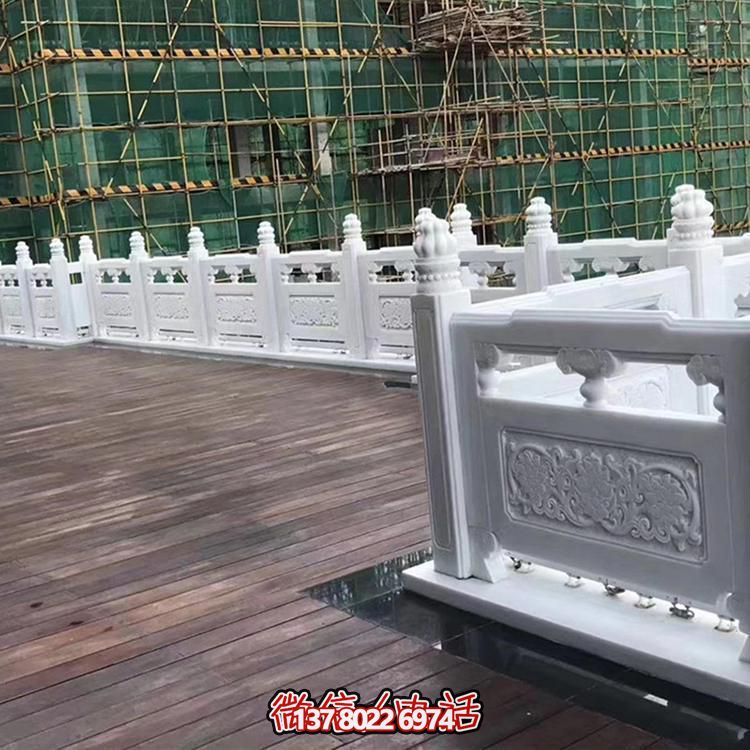 絢麗多彩的防護(hù)欄桿，為河道升旗臺(tái)打造夢(mèng)幻般的園林雕塑