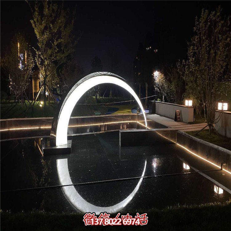 月牙形不銹鋼雕塑，美化城市水景