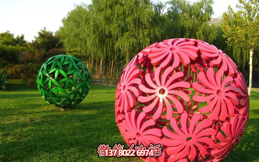 創(chuàng)意粉色鏤空球雕塑，為公園草坪增添童趣