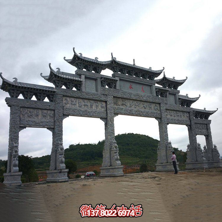 精美大型仿古青石雕刻門樓牌坊，為景區(qū)入口增添精彩