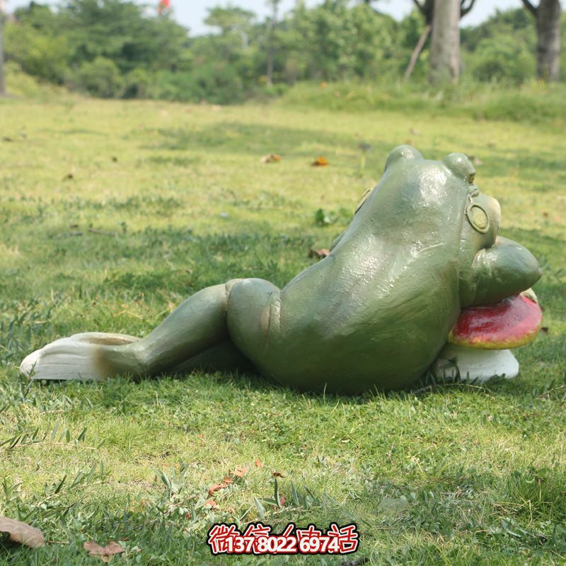 玻璃鋼雕塑——趴在公園里的青蛙 玻璃鋼雕塑——趴在公園里的青蛙