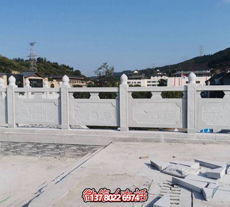 精美大理石雕塑，飾以圍欄的戶外河道裝飾