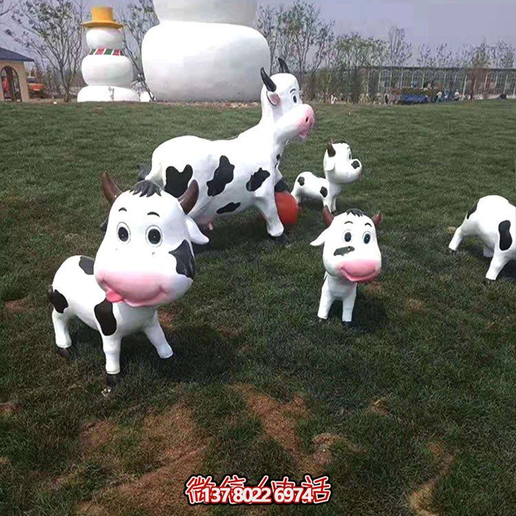可愛(ài)小奶牛玻璃鋼雕塑，為戶外園林景觀增添獨(dú)特魅力