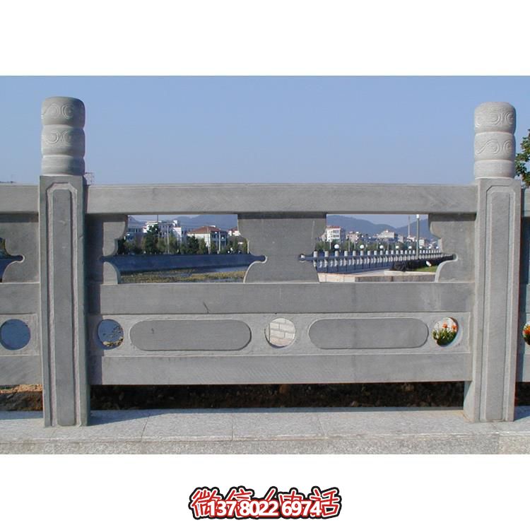 青石雕刻欄桿欄板，點綴美麗河道