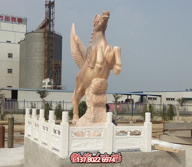 飛馬石雕創(chuàng)意雕塑，點(diǎn)綴廣場上的黃蠟石
