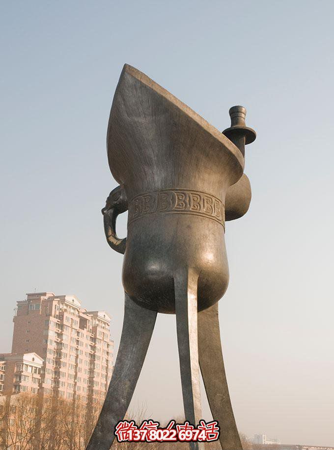 大型不銹鋼仿銅酒杯雕塑，傳承酒文化