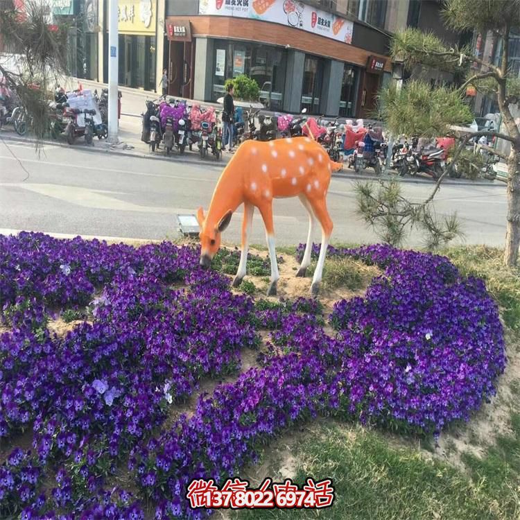 仿真鹿雕塑，在草叢中擺放，玻璃鋼打造