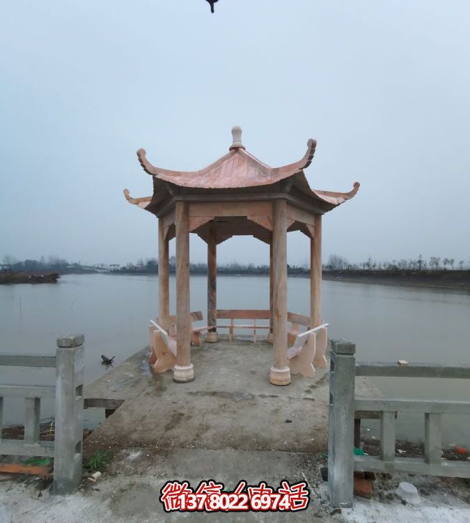 河邊大理石涼亭雕塑，欣賞晚霞紅