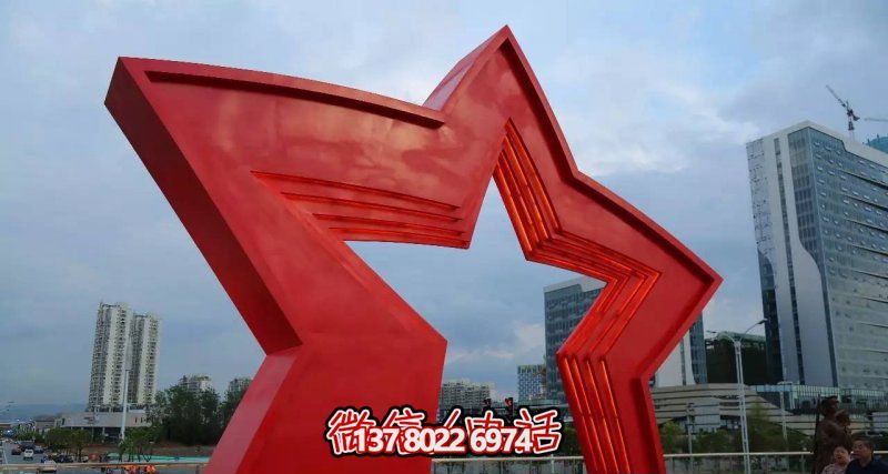 不銹鋼雕塑拱門，點綴景觀廣場