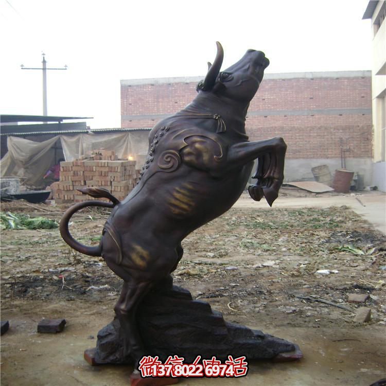 牛年奮進(jìn)雕塑，玻璃鋼仿銅戶(hù)外景區(qū)農(nóng)耕積極雕塑