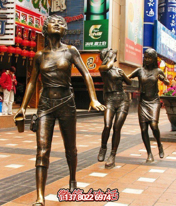 歷史悠久的步行街上的經(jīng)典銅雕女人雕塑 歷史悠久的步行街上的經(jīng)典銅雕女人雕塑