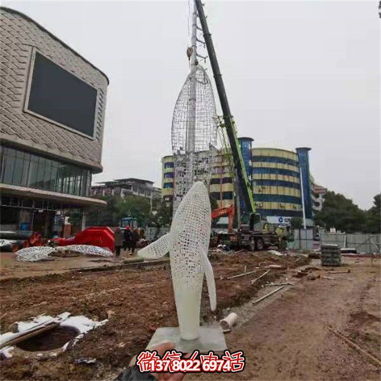 不銹鋼創(chuàng)意鏤空鯨魚雕塑，點綴園林景觀
