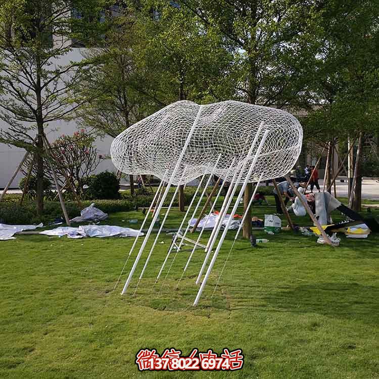 不銹鋼祥云雕塑，點綴美麗的戶外草坪