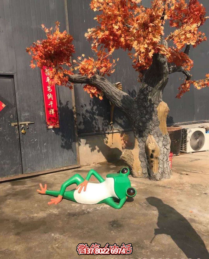 玻璃鋼雕塑躺臥青蛙，給公園增添美感