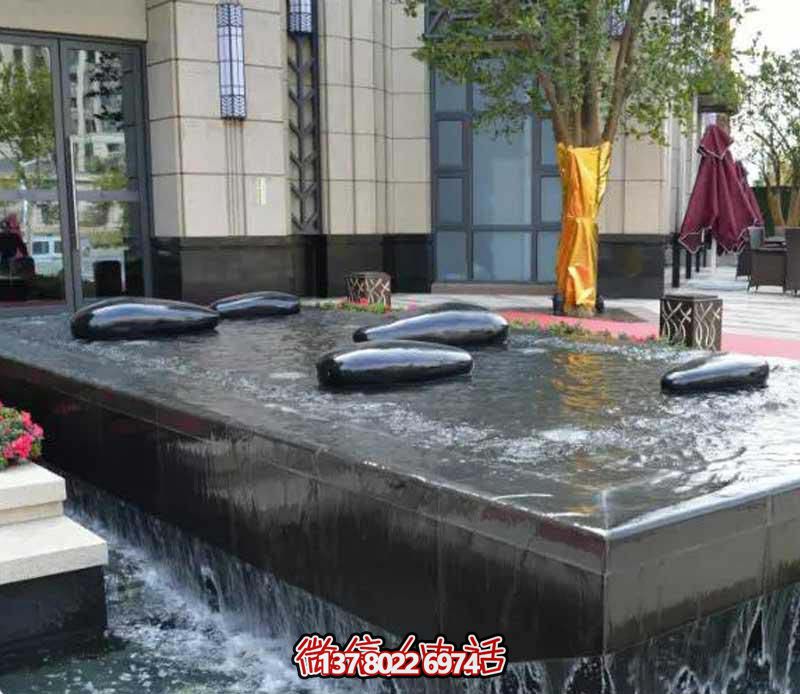 創(chuàng)意水中鵝卵石雕塑，為酒店池塘帶來抽象美感