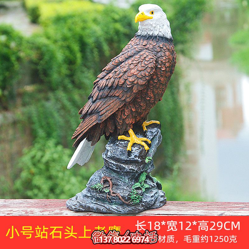 石頭藝術(shù)老鷹雕塑，點(diǎn)綴花園站