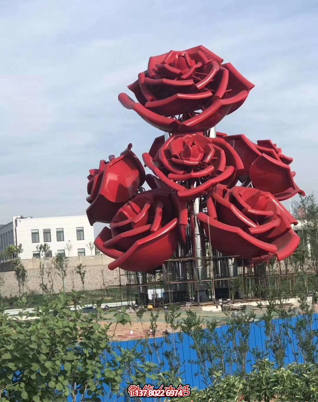 紅色玫瑰不銹鋼創(chuàng)意雕塑——美化廣場，增添驚喜