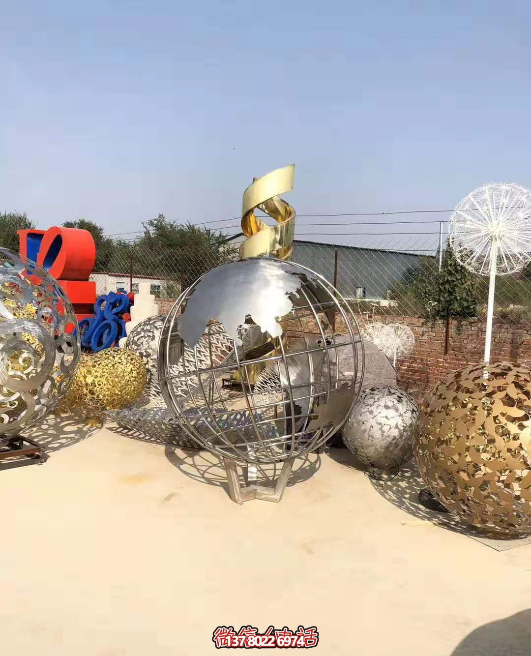 不銹鋼拋光地球儀雕塑，營造公園游樂場(chǎng)氛圍