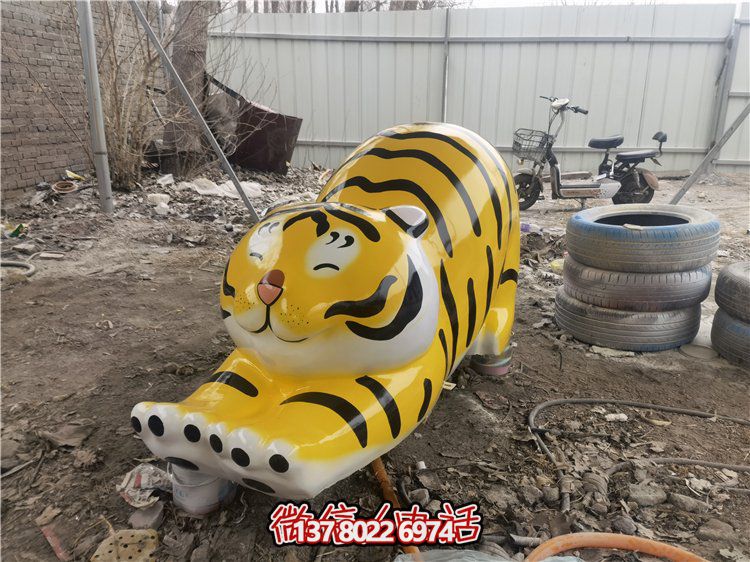 玻璃鋼彩繪抽象老虎雕塑，為幼兒園裝飾而生