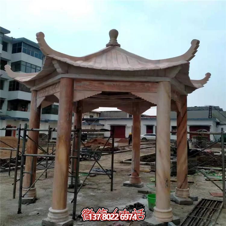 仿古涼亭，盡情欣賞晚霞染紅的美景