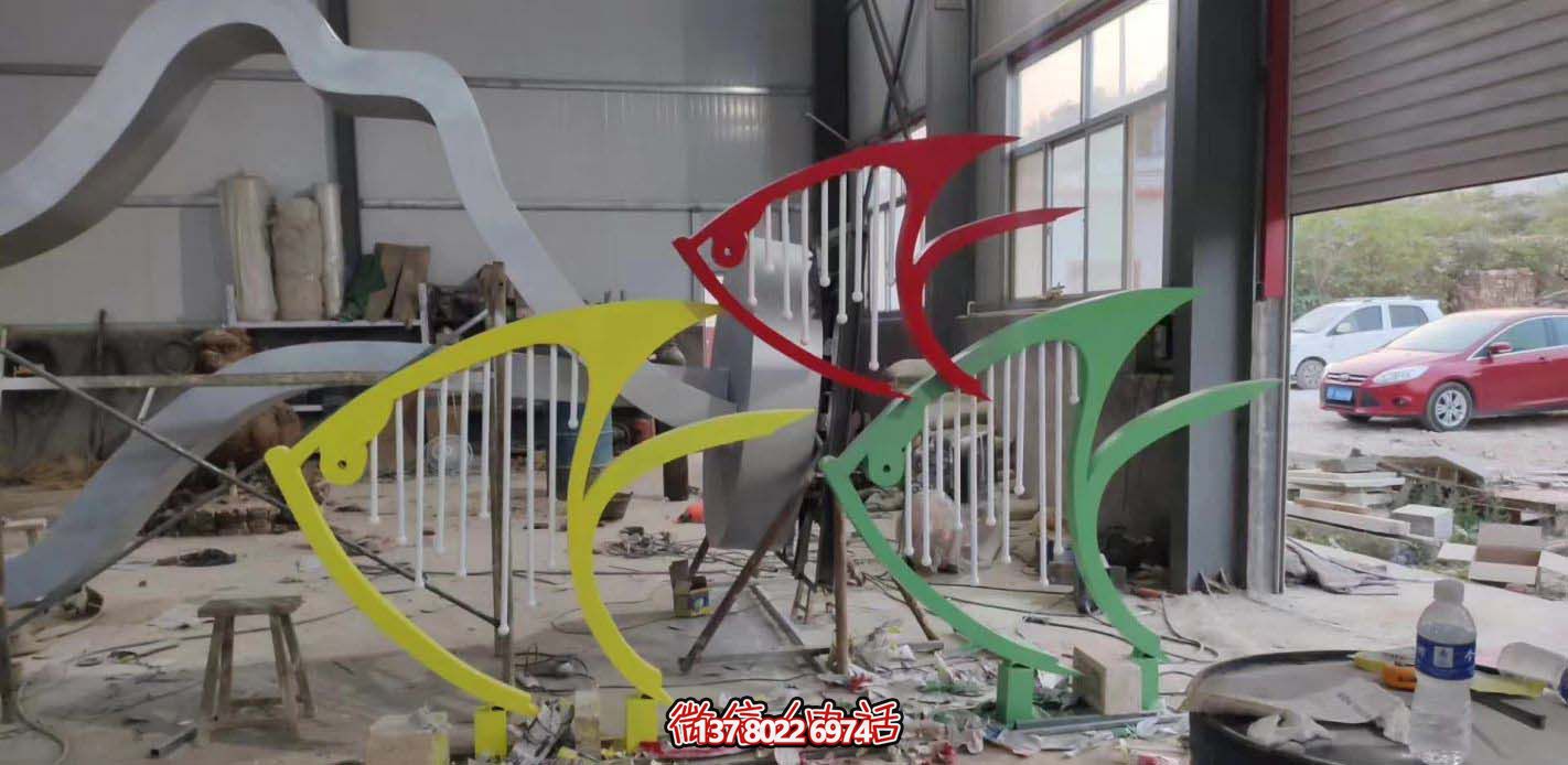 多彩變幻的草坪雕塑魚 多彩變幻的草坪雕塑魚