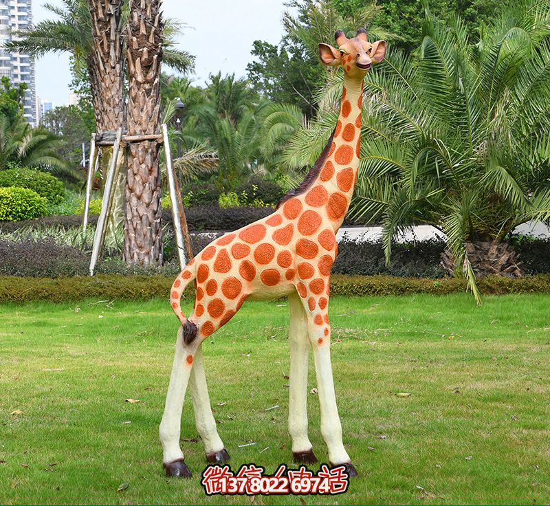 藝術(shù)化玻璃鋼仿真大型長頸鹿雕塑，點(diǎn)綴綠色草坪，讓公園更加美觀