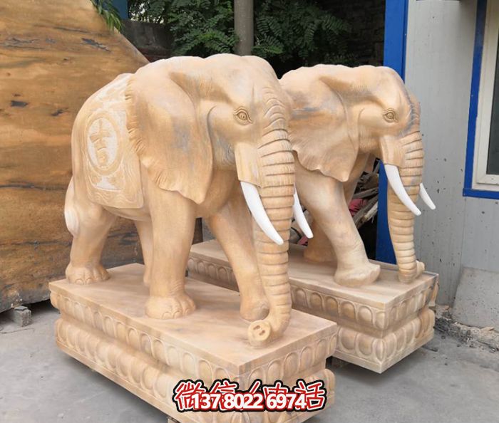 紅色庭院一抹晚霞，一個(gè)石雕大象雕塑