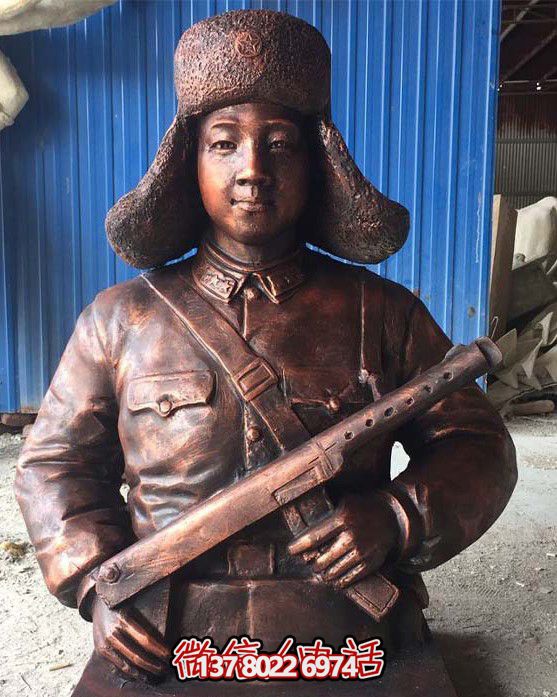 不銹鋼仿銅雷鋒持槍雕塑，現(xiàn)代雷鋒屹立于戶外景區(qū)