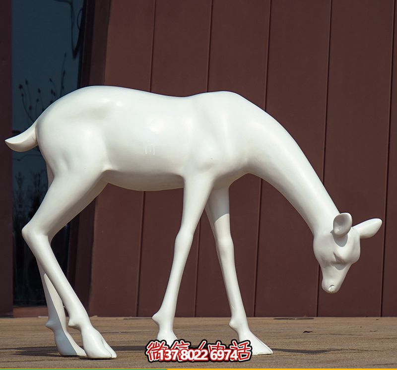 創(chuàng)意景觀酒店，低頭行走，讓鹿雕塑與您相伴