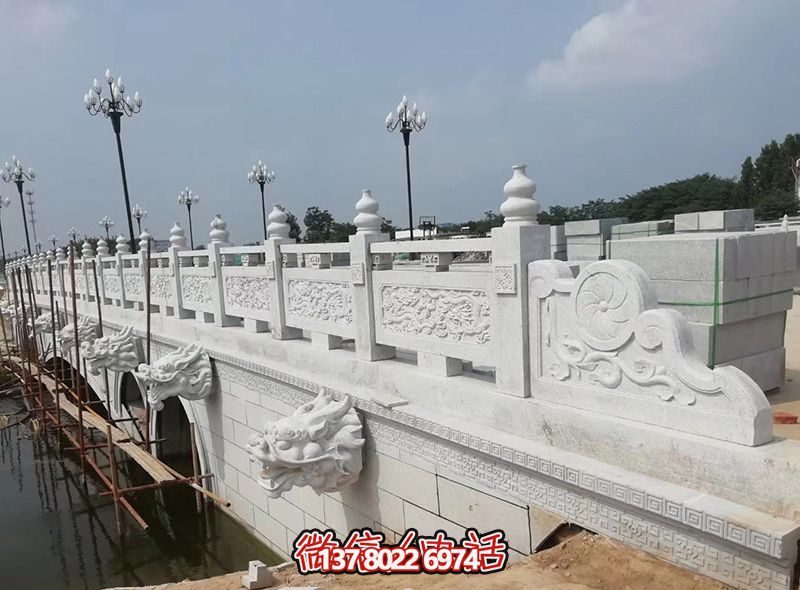 精美漢白玉石拱橋，融龍紋雕刻欄桿