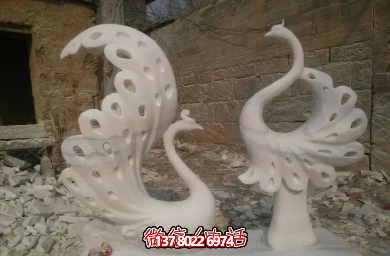 不銹鋼鏤空孔雀雕塑，點綴公園湖邊