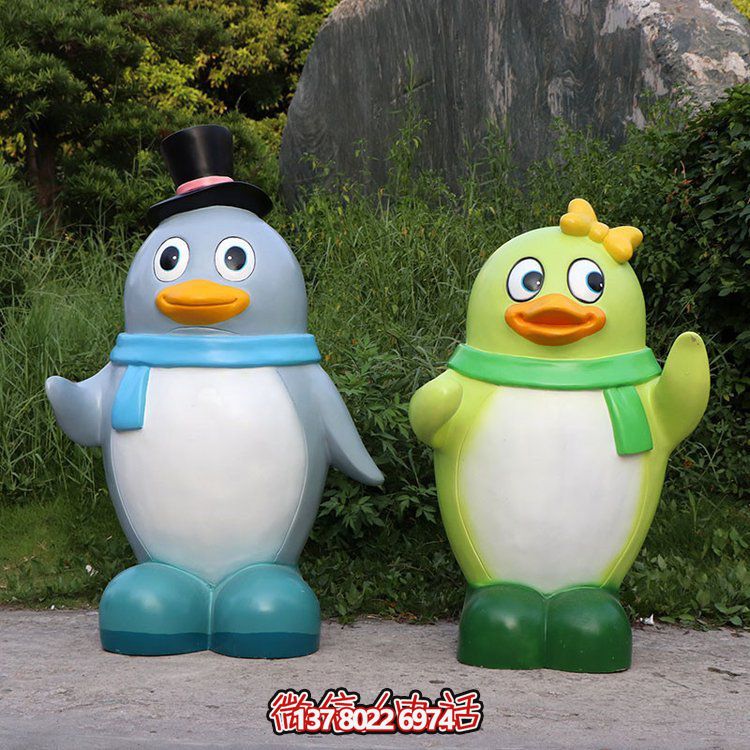 玻璃鋼彩繪企鵝景觀公仔，為幼兒園戶外擺件