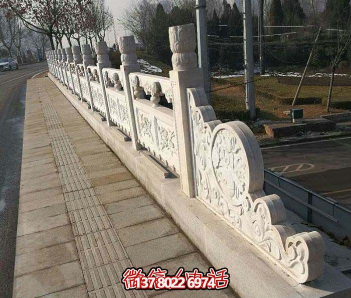 現(xiàn)代城市綠化防護(hù)欄桿，融入自然元素的花崗巖石雕