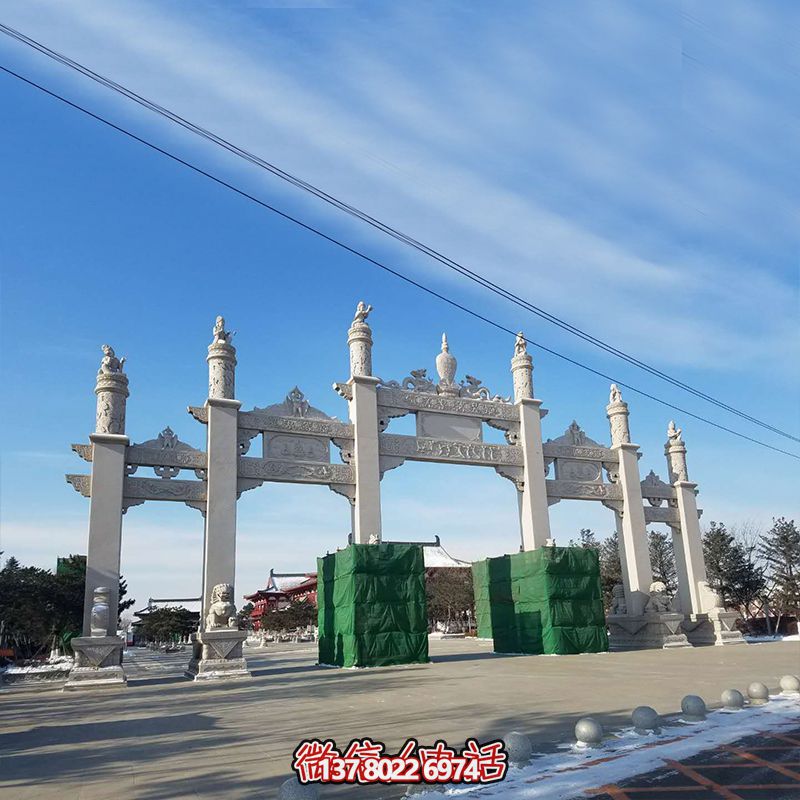 新款漢白玉牌坊，美觀而古樸的石六柱，為寺院和景區(qū)增添靈氣