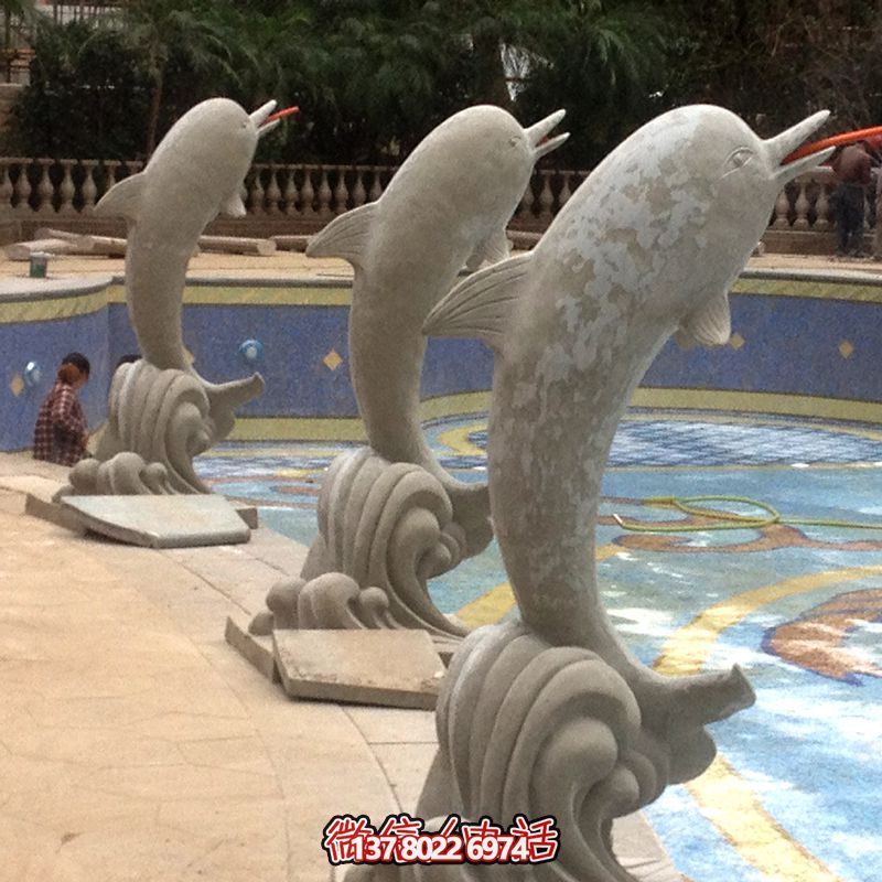 海邊的精美石雕雕塑，讓海豚伴你一起享受美食