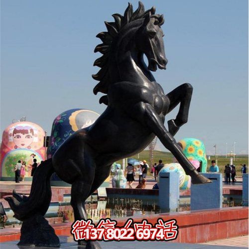 大型仿銅馬玻璃鋼雕塑，為廣場(chǎng)景觀增添無(wú)限精彩