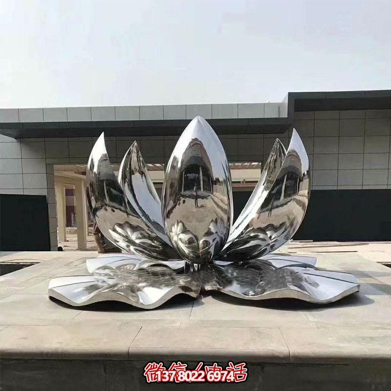 大型不銹鋼蓮花雕塑，鏡面反射景觀