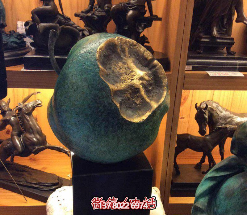 美麗寧靜，自然綠意——欣賞公園銅雕景觀，享受一口新鮮蘋果