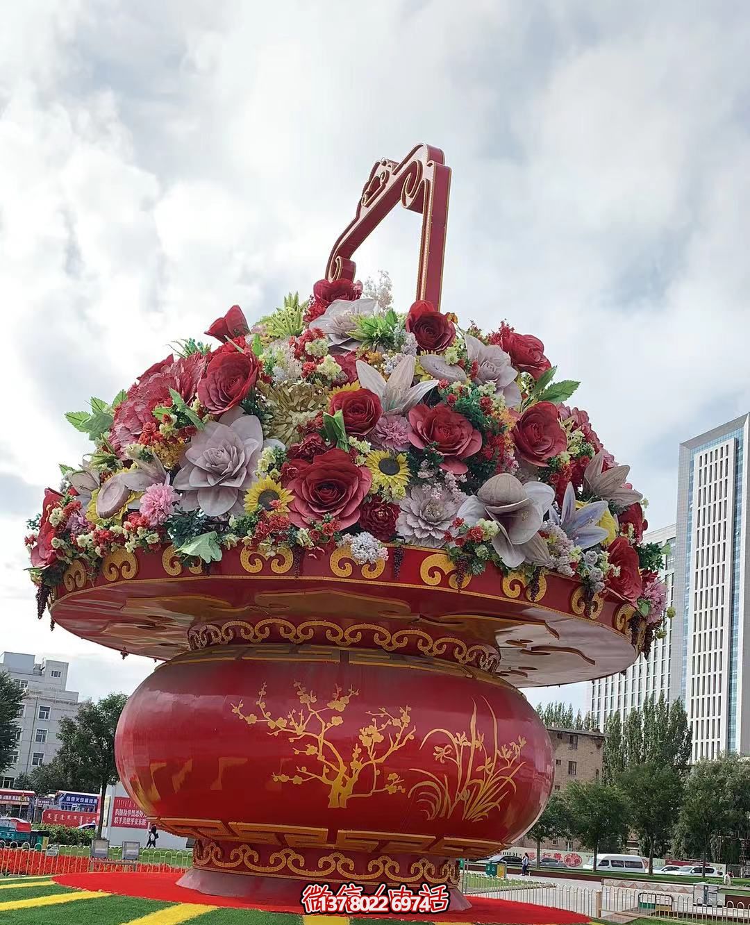 現(xiàn)代五彩花籃，給城市廣場(chǎng)帶來(lái)活力