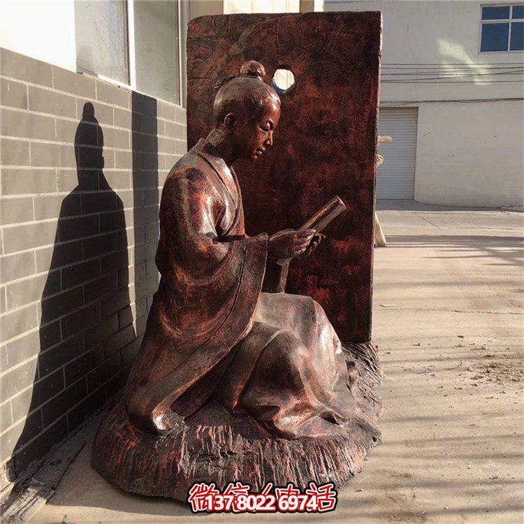 創(chuàng)意銅雕鑿人物看書借光雕塑，點亮景區(qū)美好氛圍