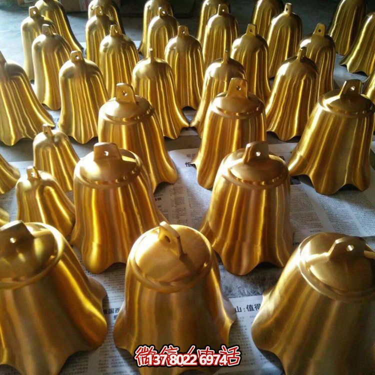 純銅雕塑銅鐘，點綴寺廟景觀